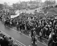 855338 Afbeelding van de demonstratie tegen de oorlog in Vietnam bij de Leidseveertunnel te Utrecht.